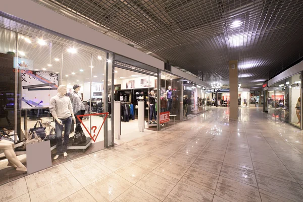 Europese mall interieur met winkels — Stockfoto