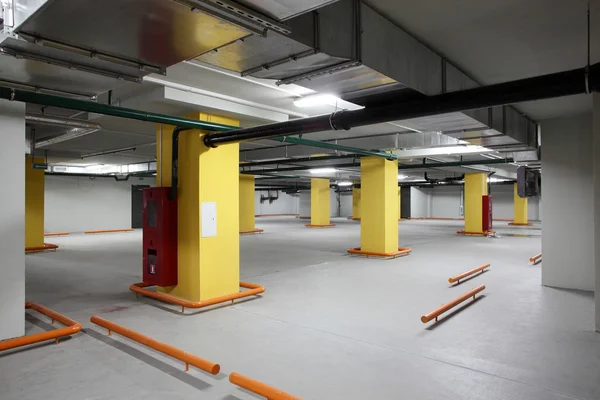 Intérieur du parking de luxe gris — Photo