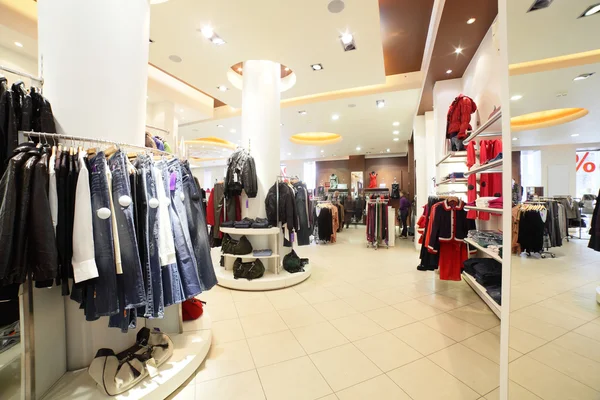 büyük koleksiyon ile Avrupa giyim mağazası