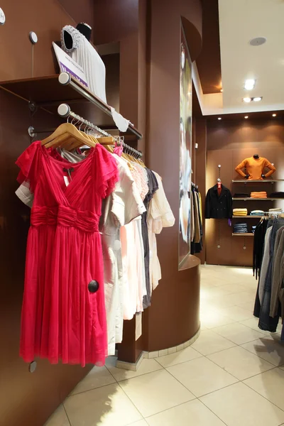 büyük koleksiyon ile Avrupa giyim mağazası