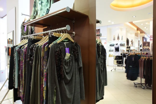 büyük koleksiyon ile Avrupa giyim mağazası