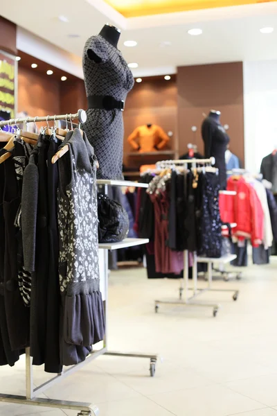 büyük koleksiyon ile Avrupa giyim mağazası