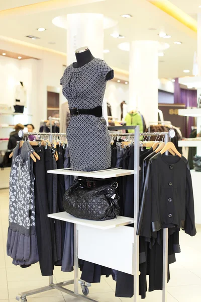 büyük koleksiyon ile Avrupa giyim mağazası