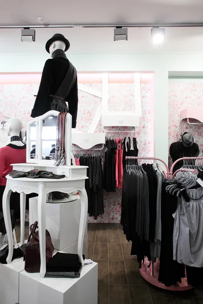Европейский магазин одежды с огромной коллекцией — стоковое фото