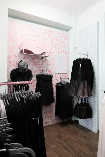 büyük koleksiyon ile Avrupa giyim mağazası