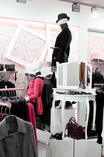 büyük koleksiyon ile Avrupa giyim mağazası