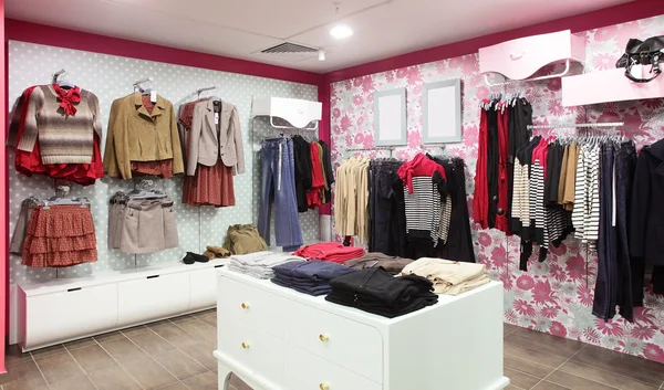 büyük koleksiyon ile Avrupa giyim mağazası