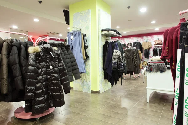 büyük koleksiyon ile Avrupa giyim mağazası