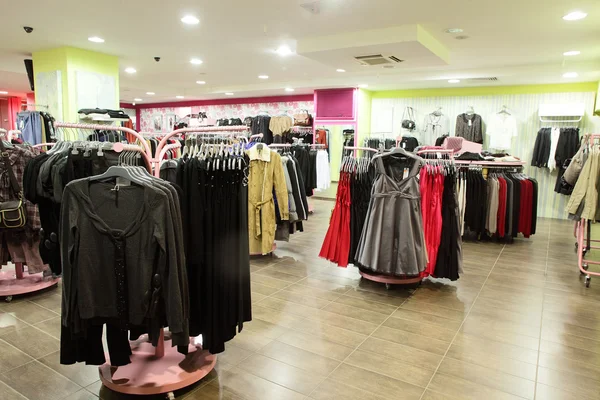 büyük koleksiyon ile Avrupa giyim mağazası
