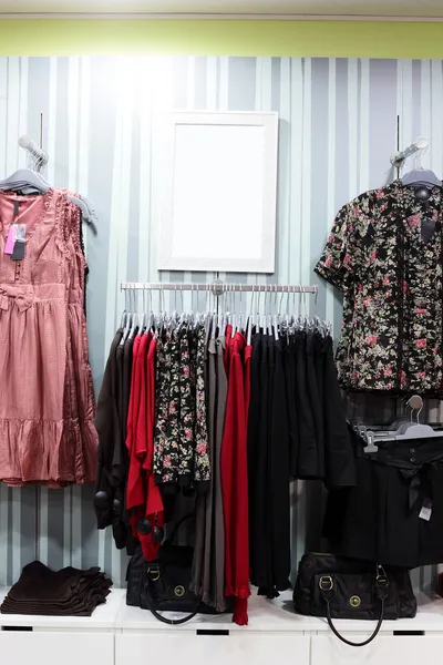 büyük koleksiyon ile Avrupa giyim mağazası