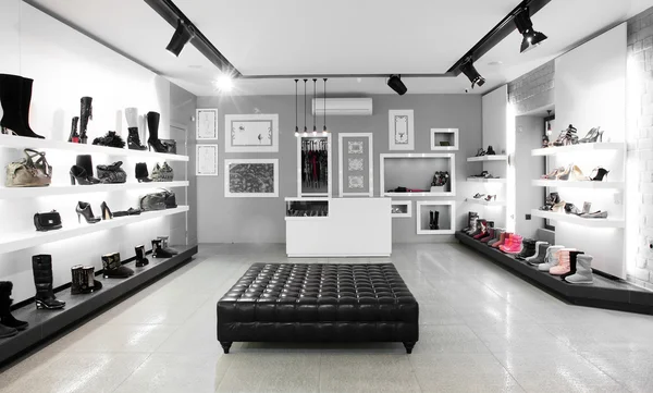 Luxe schoenenwinkel met lichte interieur — Stockfoto