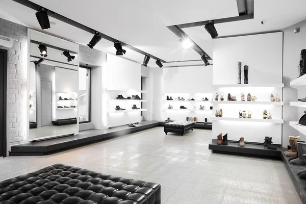 Magasin de chaussures de luxe avec intérieur lumineux — Photo