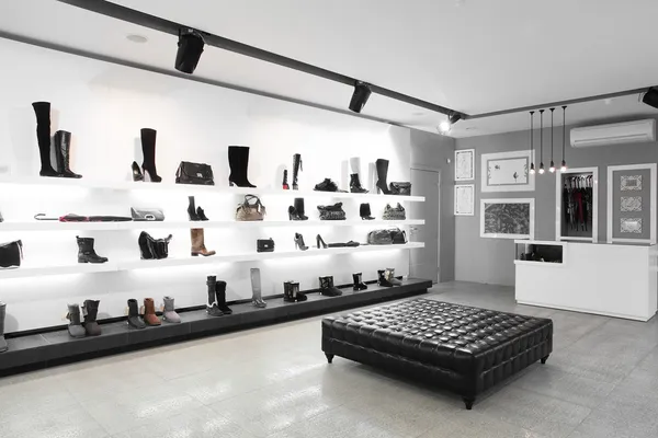 Luxus-Schuhgeschäft mit hellem Interieur — Stockfoto