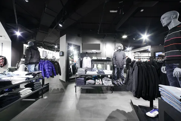 büyük koleksiyon ile Avrupa giyim mağazası