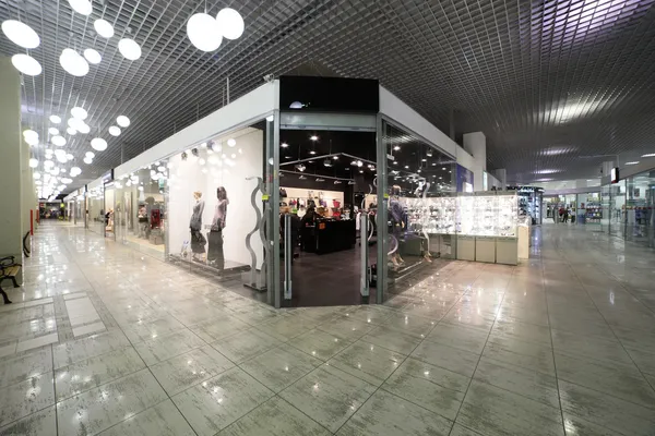 Intérieur du centre commercial européen avec des magasins Images De Stock Libres De Droits