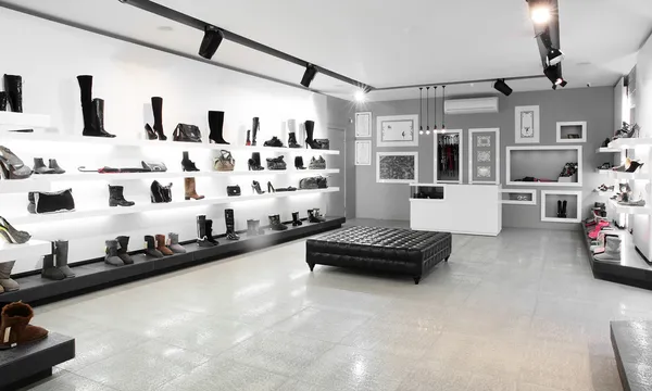 Magasin de chaussures de luxe avec intérieur lumineux Photos De Stock Libres De Droits