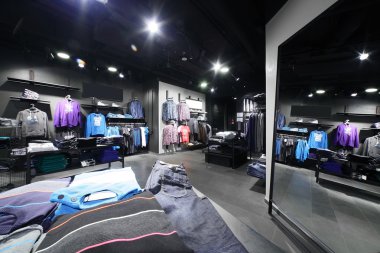 büyük koleksiyon ile Avrupa giyim mağazası