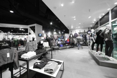 büyük koleksiyon ile Avrupa giyim mağazası