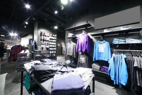 büyük koleksiyon ile Avrupa giyim mağazası