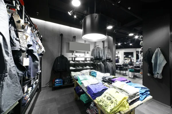 büyük koleksiyon ile Avrupa giyim mağazası