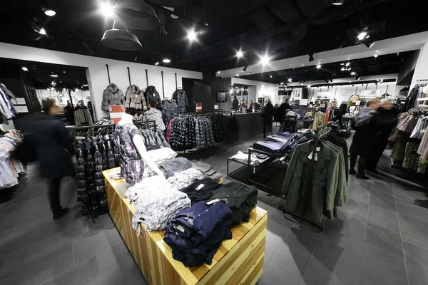 büyük koleksiyon ile Avrupa giyim mağazası