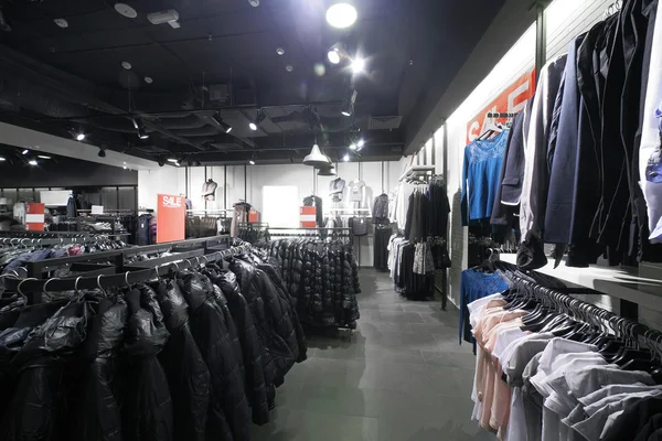 büyük koleksiyon ile Avrupa giyim mağazası
