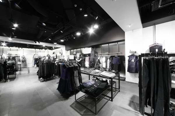 büyük koleksiyon ile Avrupa giyim mağazası
