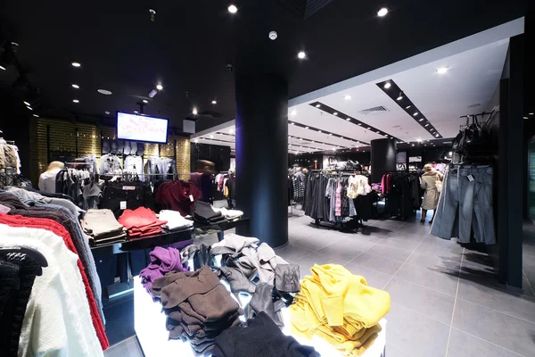 büyük koleksiyon ile Avrupa giyim mağazası
