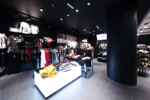 Tienda de ropa europea con gran colección — Foto de Stock