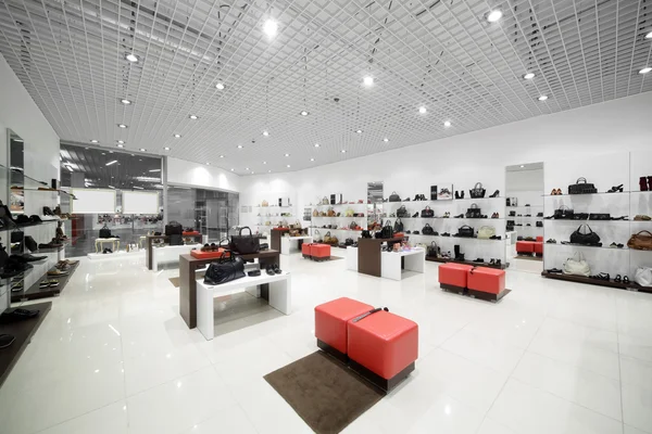 Interior de la tienda de zapatos en el centro comercial europeo moderno —  Fotos de Stock