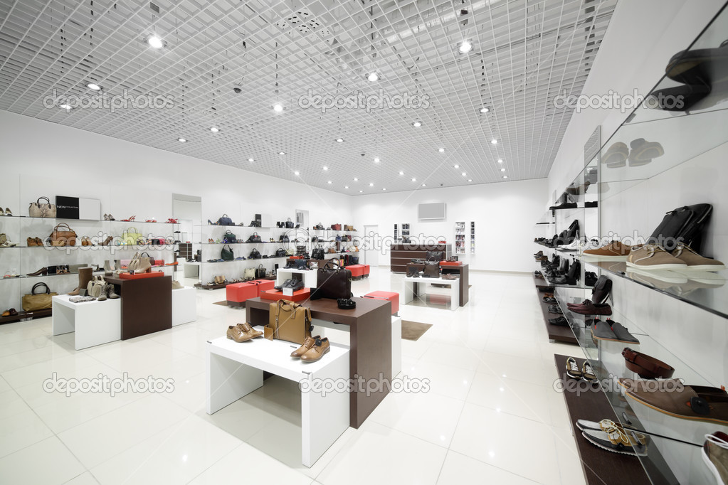 Interior de la tienda de zapatos en el centro comercial europeo