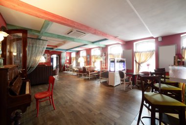 Avrupa Restoran sarı renklerde
