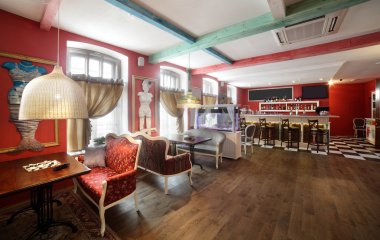 Avrupa Restoran sarı renklerde