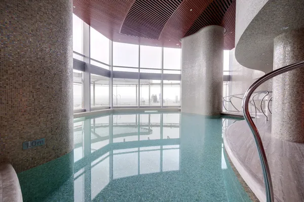 Yüzme Havuzu ve modern bir iç — Stok fotoğraf