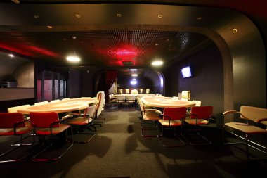 karanlık ve gözde casino ile tablolar