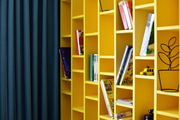 Estante colorido del libro en habitación de los niños — Foto de Stock