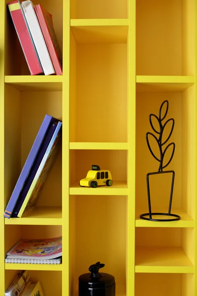 Buntes Bücherregal im Kinderzimmer — Stockfoto