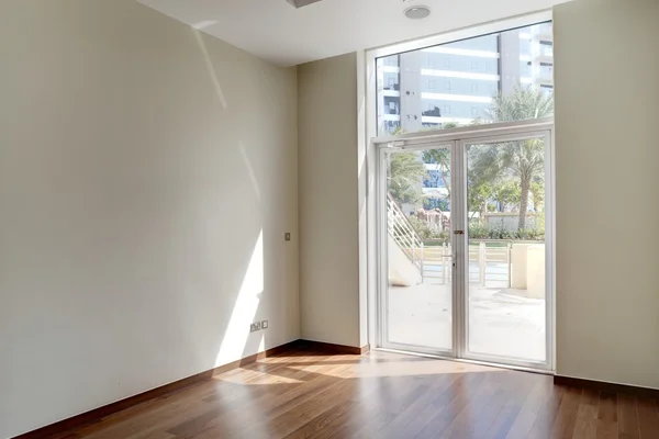 Intérieur de la chambre vide lumineuse — Photo