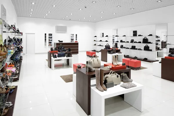 Interieur van schoenenwinkel in moderne Europese winkelcentrum — Stockfoto