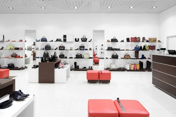 Innenraum eines Schuhgeschäfts in einem modernen europäischen Einkaufszentrum — Stockfoto