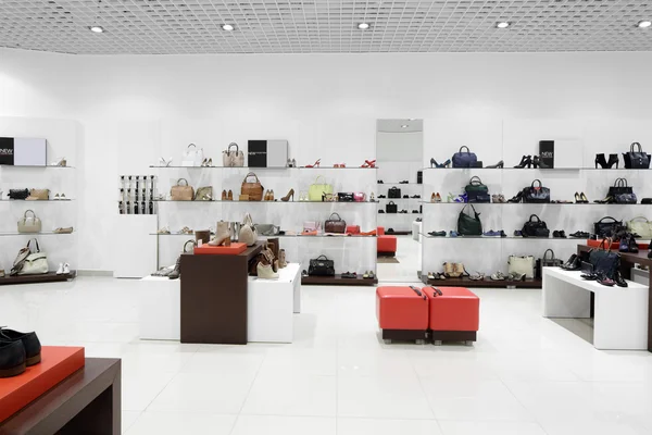 Interieur van schoenenwinkel in moderne Europese winkelcentrum — Stockfoto