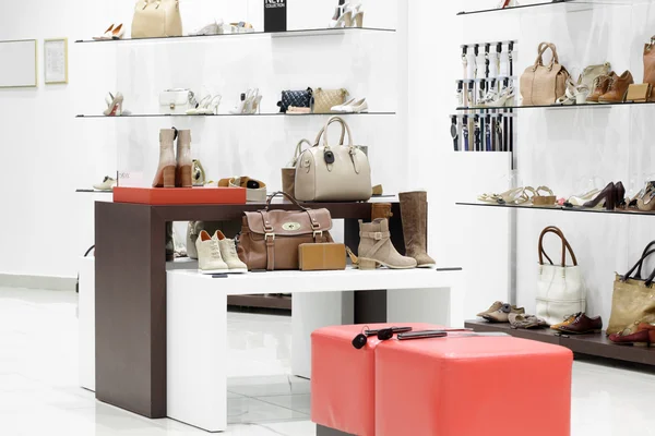 Interior de la tienda de zapatos en el centro comercial europeo moderno — Foto de Stock