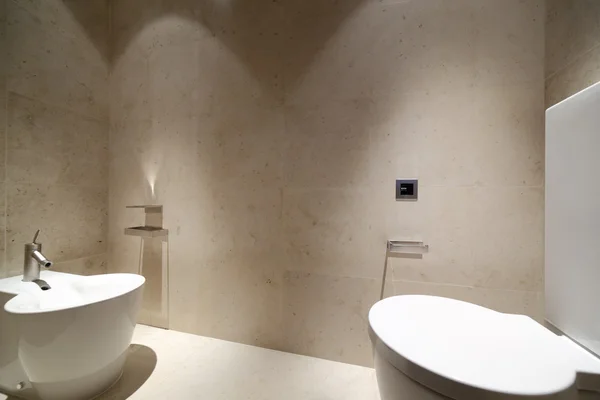 Interieur einer modernen Toilette im europäischen Stil — Stockfoto