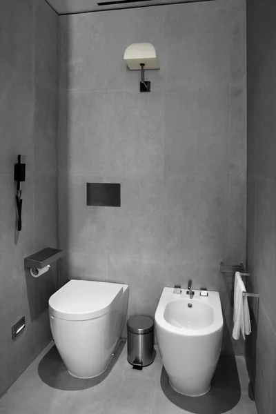 Intérieur des toilettes modernes de style européen — Photo