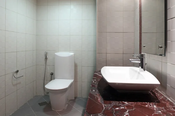 Интерьер современного туалета в европейском стиле — стоковое фото