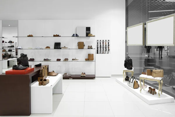 Interior de la tienda de zapatos en el centro comercial europeo moderno —  Fotos de Stock