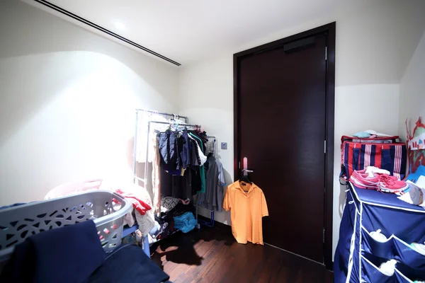 Schönes Interieur der hellen Garderobe — Stockfoto