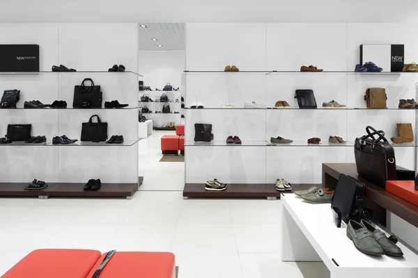 Interior de la tienda de zapatos en el centro comercial europeo moderno — Foto de Stock