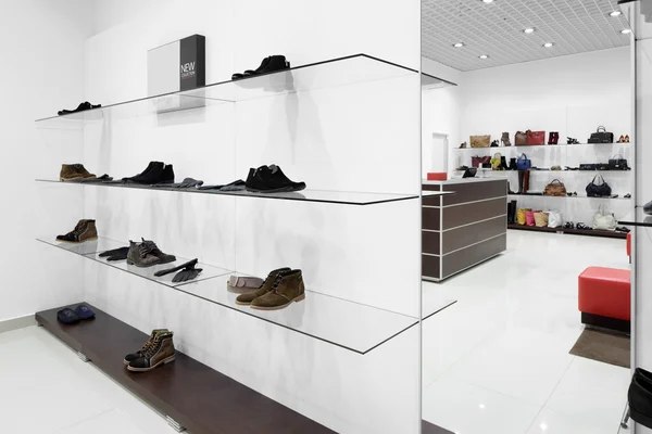 Interno del negozio di scarpe nel moderno centro commerciale europeo — Foto Stock