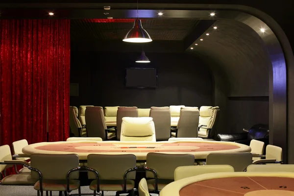 Casino escuro e elegante com mesas — Fotografia de Stock